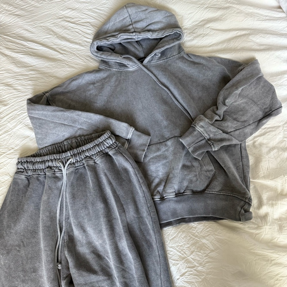 Pretty little thing sweatsuit